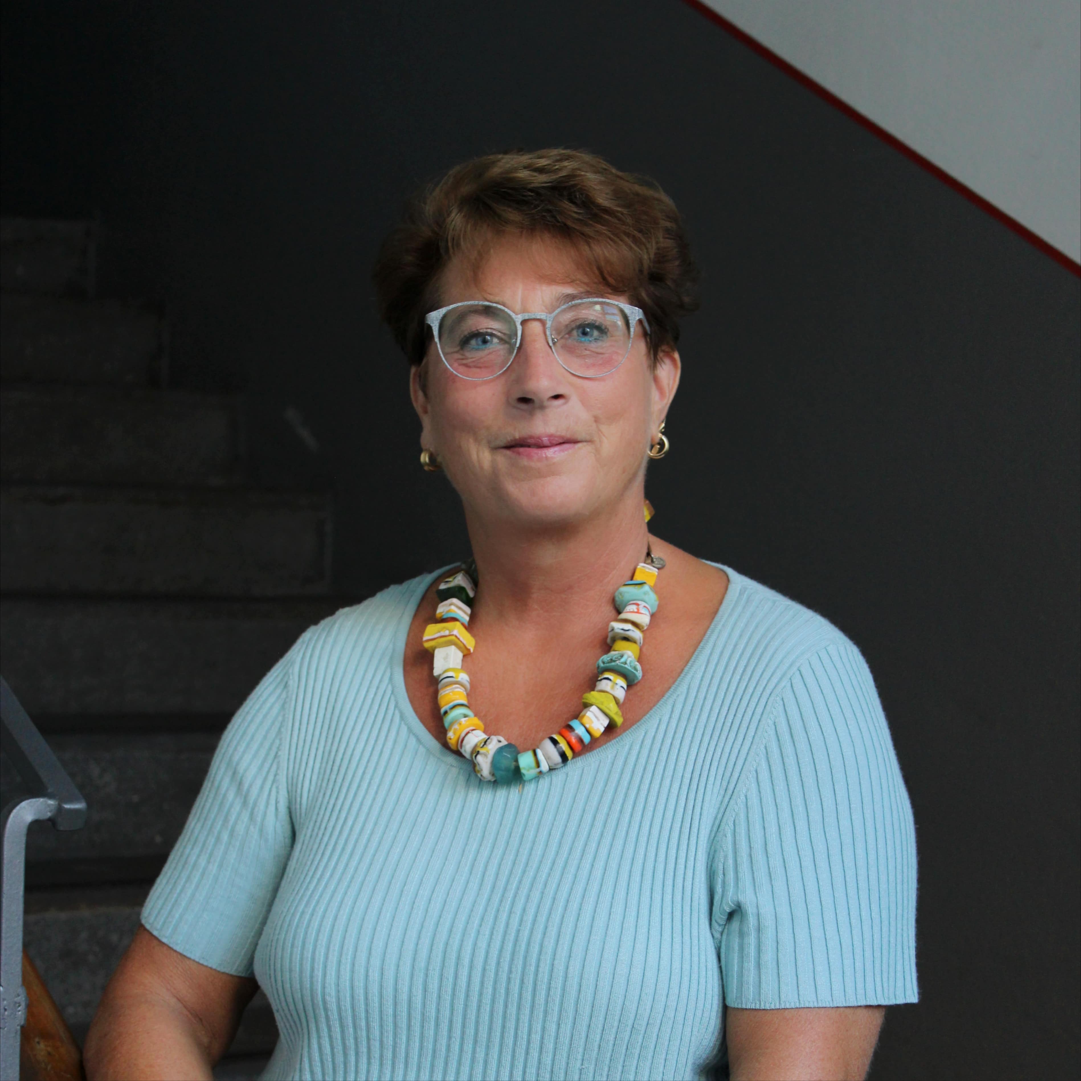 Barbara Zunner ist Mitarbeiterin in der Buchhaltung. Sie trägt ein hellblaues Oberteil und blickt lächelnd in die Kamera.