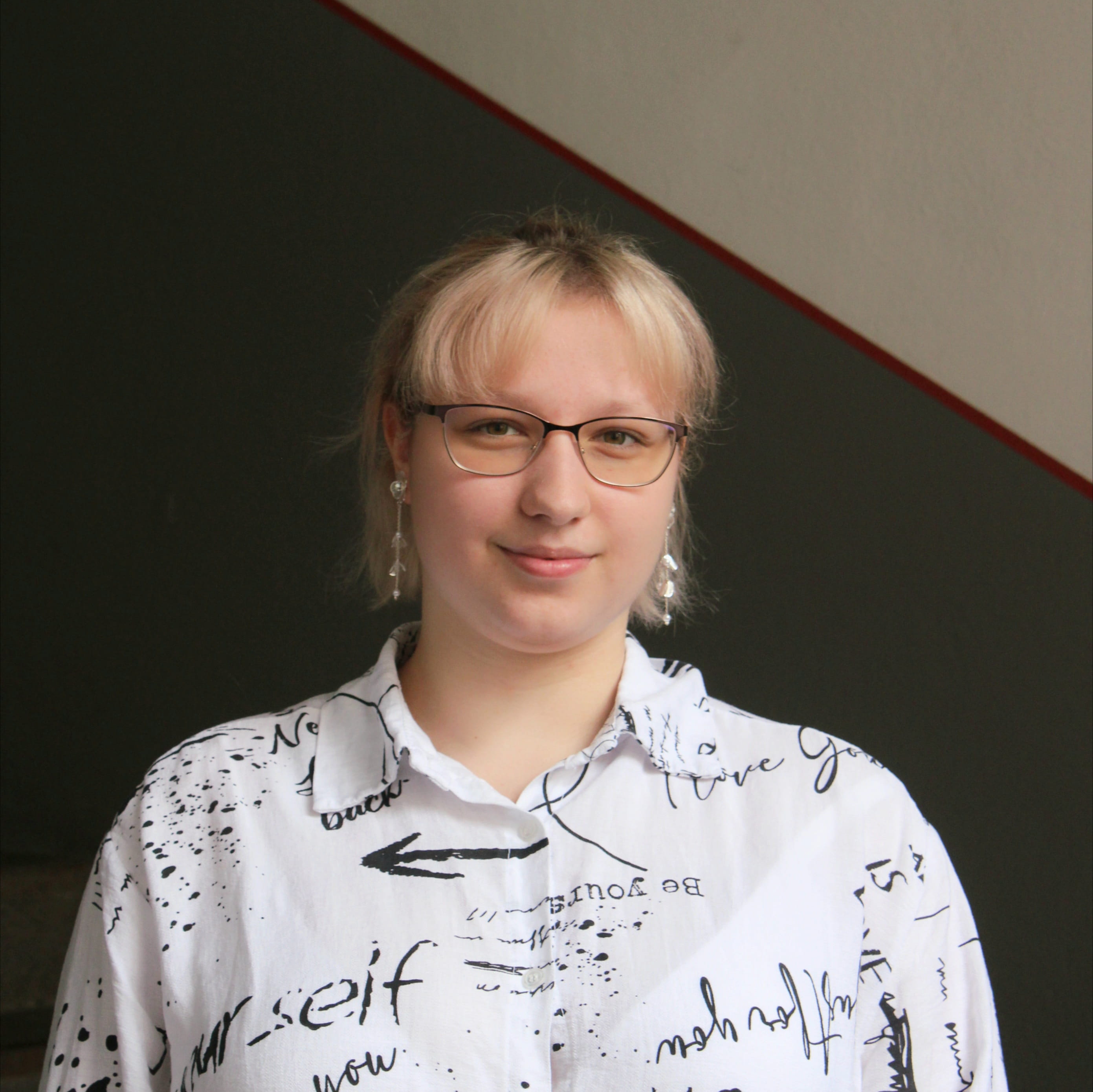 Saara Raupach arbeitet als Auszubildende im Buchungsbüro Nürnberg. Auf dem Foto trägt sie eine helle Bluse und blickt lächelnd in die Kamera.