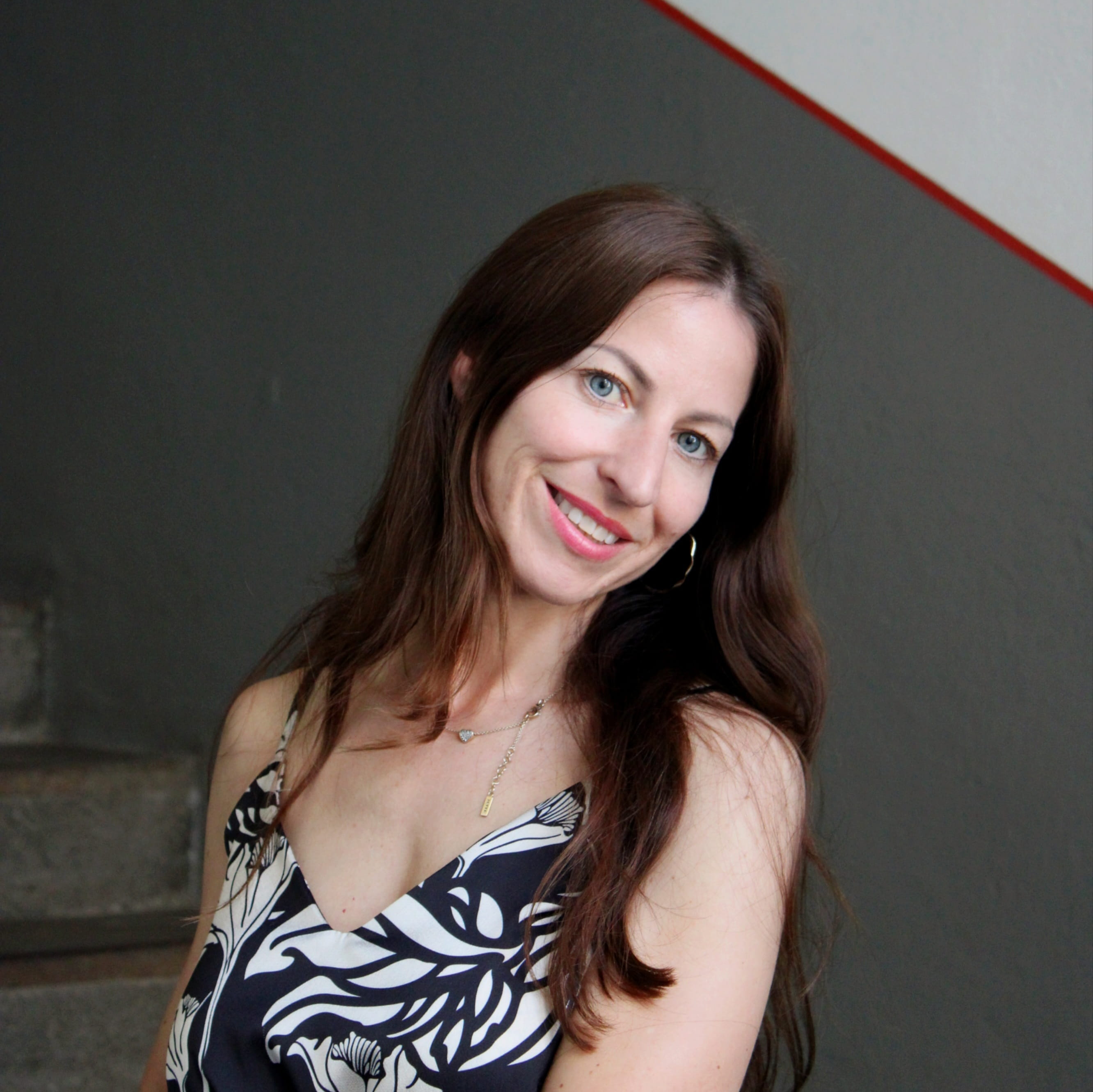 Silke Dahlhoff leitet die Buchhaltung. Sie trägt ein sommerliches Kleid und blickt lächelnd in die Kamera.