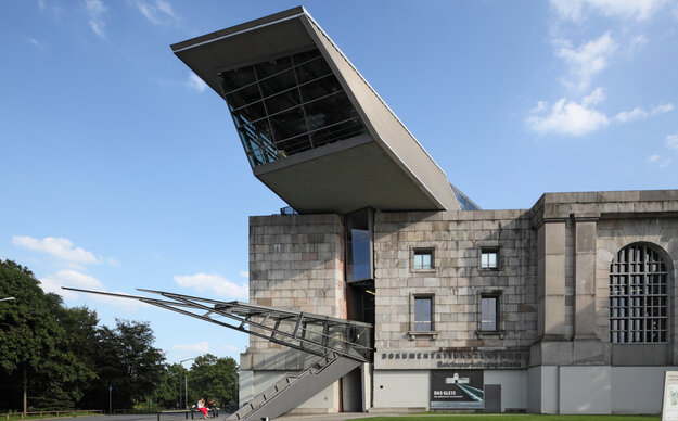 Fassade des Dokumentationszentrums Reichsparteitagsgelände mit modernen Glaselementen in einem historischen Gebäude
