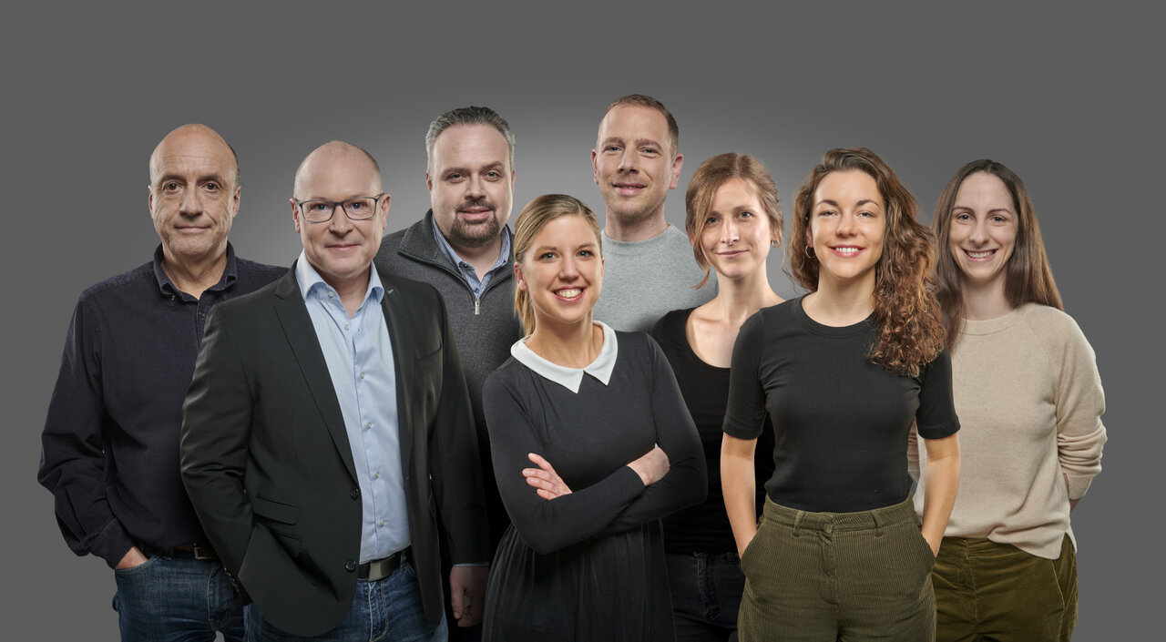 Gruppenfoto der Mitglieder des Wissenschaftlichen Teams vor grauem Hintergrund