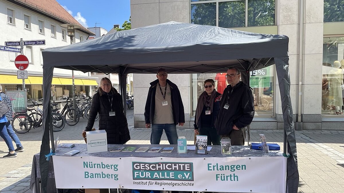 Ehrenamtliche am Infostand in Erlangen, GFA 2025. Infostand von Geschichte Für Alle in der Erlanger Innenstadt.