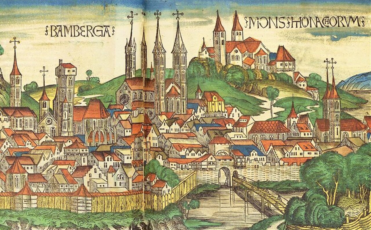 Kolorierte historische Stadtansicht von Bamberg, vorne der Fluss Regnitz, hinten unter anderem der Dom und das Kloster Sankt Michael