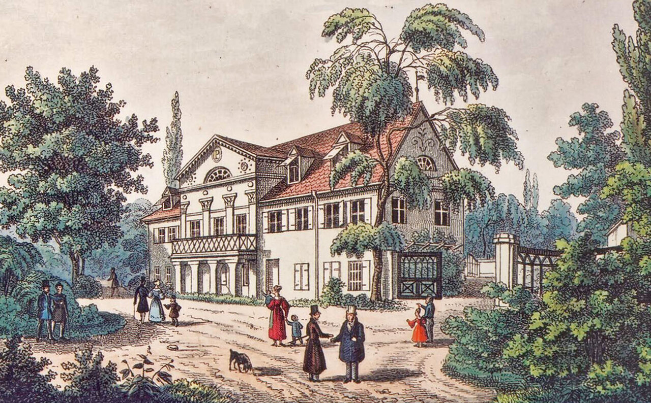 Kolorierter Stich von einer großen Villa, von Bäumen umgeben, davor Passanten in teurer Kleidung