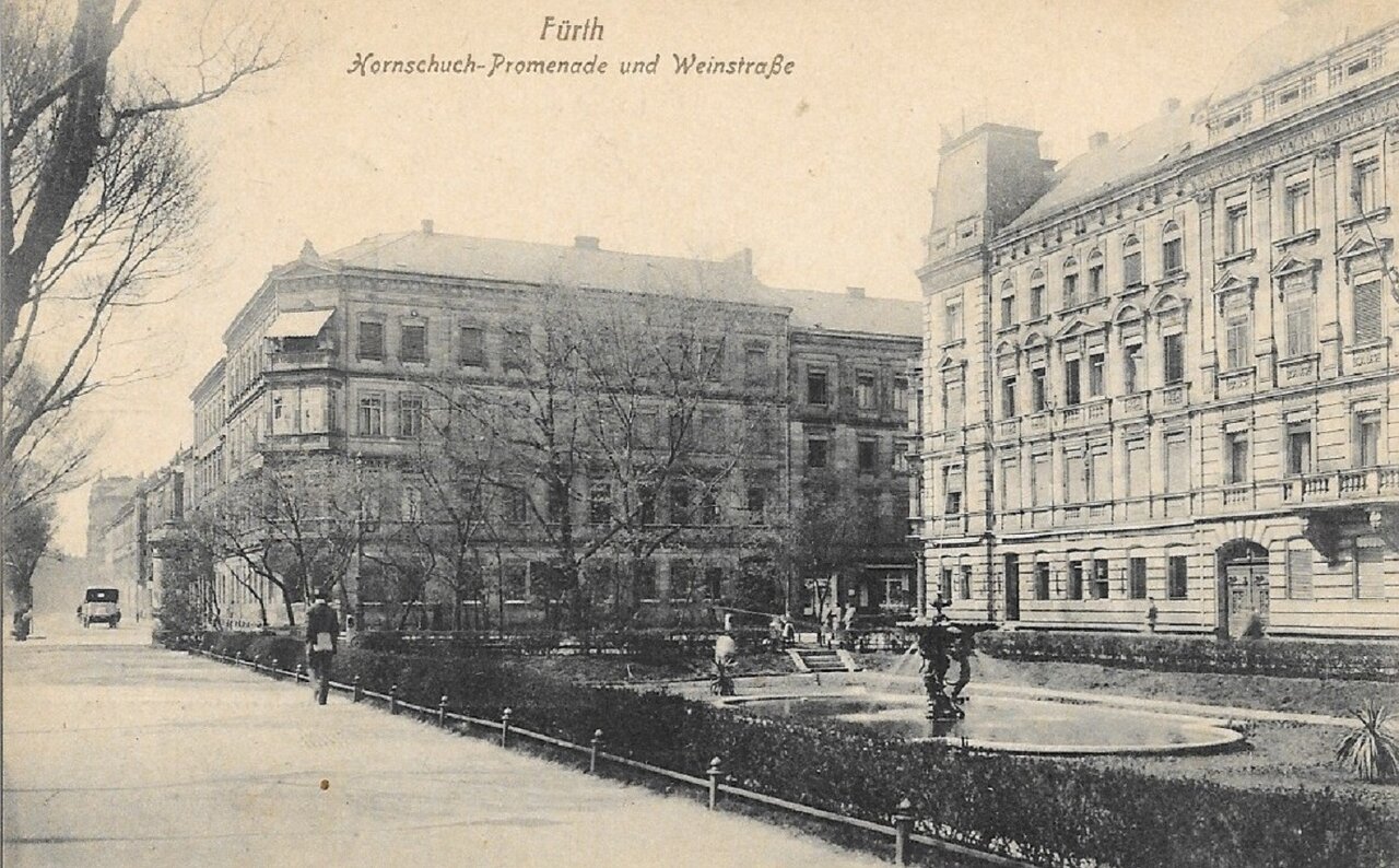 Historische Postkarte mit barocken Gebäuden an einer großen Straße, Aufschrift 'Fürth Kornschuch-Promenade und Weinstraße'