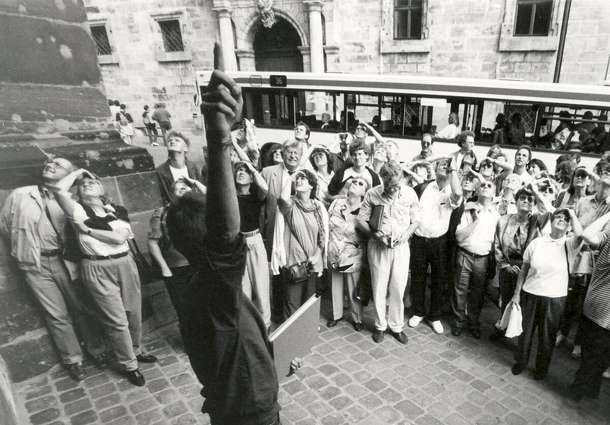 Stadtführung mit A. Schmidt vor der Sebalduskirche, um 1990