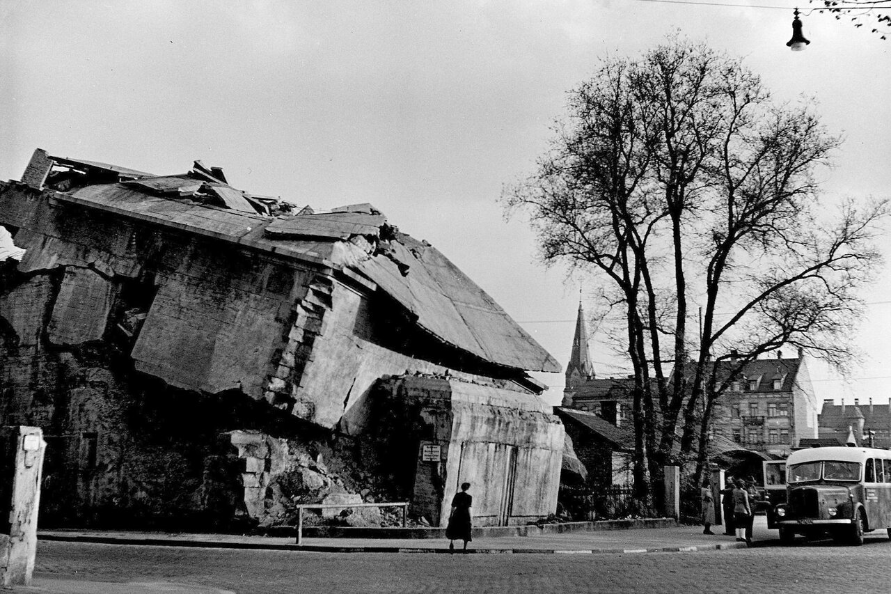 Schwarzweißaufnahme von einem zerstörtem Bahnhofsbunker