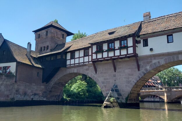 Das historische Henkerhaus Nürnberg, auf einer Steinbrücke über der Pegnitz gelegen
