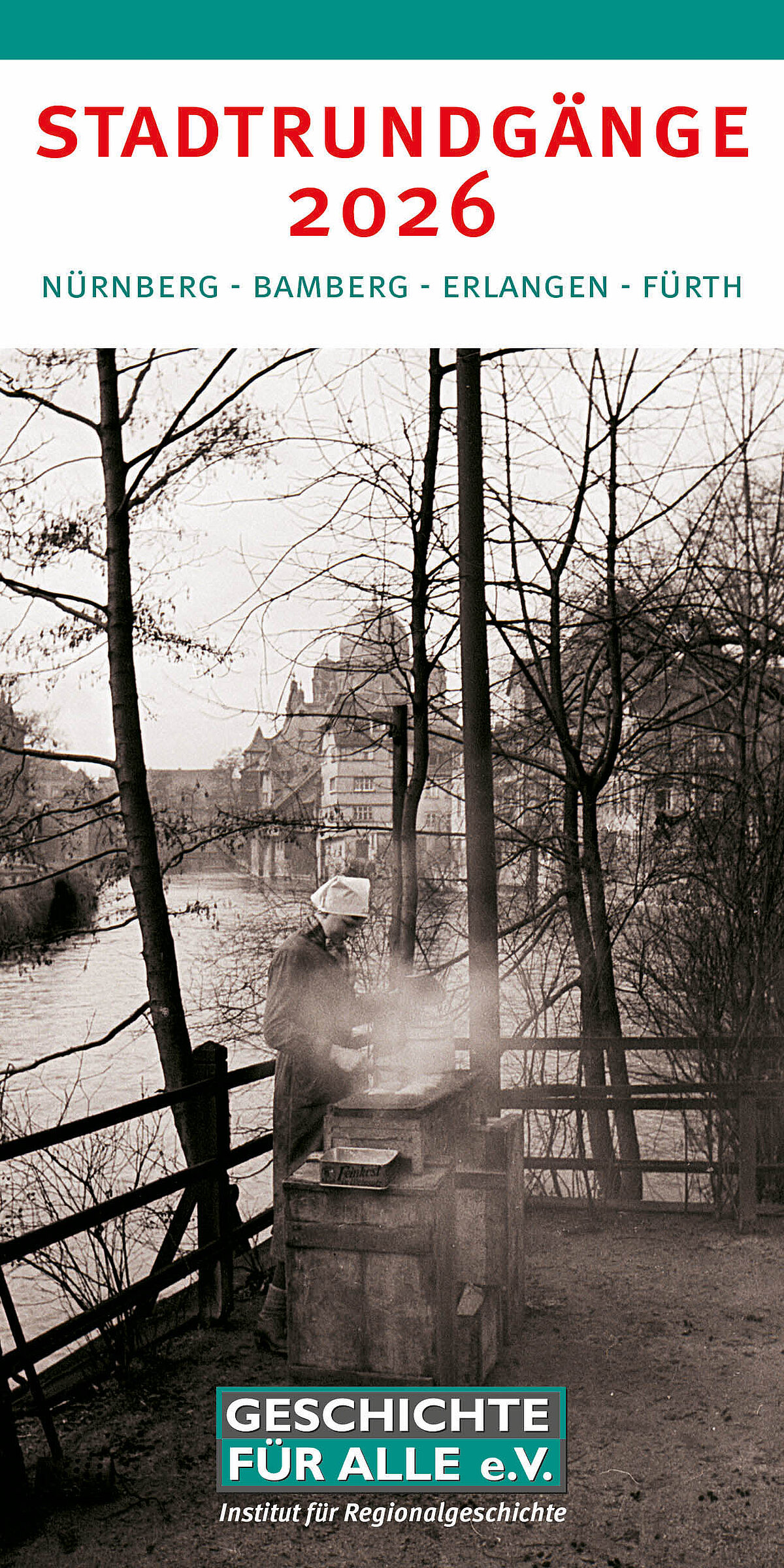 Schwarz-Weiß-Fotografie einer Bratwurstverkäuferin auf der Insel Schütt in Nürnberg im Jahr 1938. Im Hintergrund die Synagoge am Hans-Sachs-Platz, die wenige Monate später abgerissen wurde. Es ist Winter.