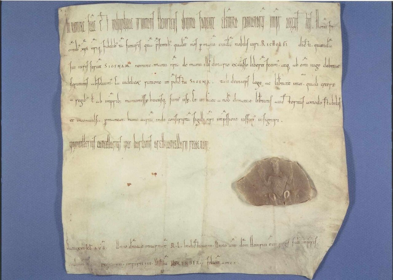 Historische Urkunde mit Siegel auf blauem Untergrund