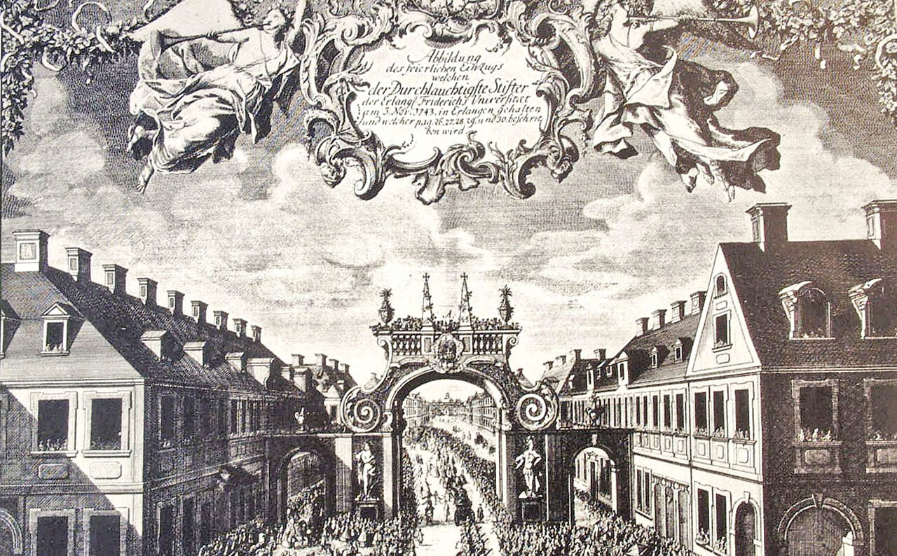 Stich einer historischen Stadtansicht Erlangens mit zwei Häuserreihen, die durch ein barockes Tor miteinander verbunden sind, dazwischen eine große Straße mit vielen Menschen