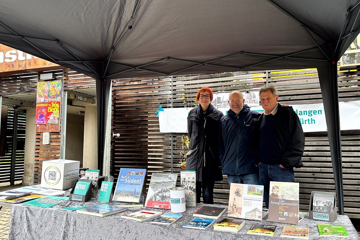 Angela Wenzel, Frank Drechsler und Norbert Authenrieth am Infostand in Fürth, GFA 2025.