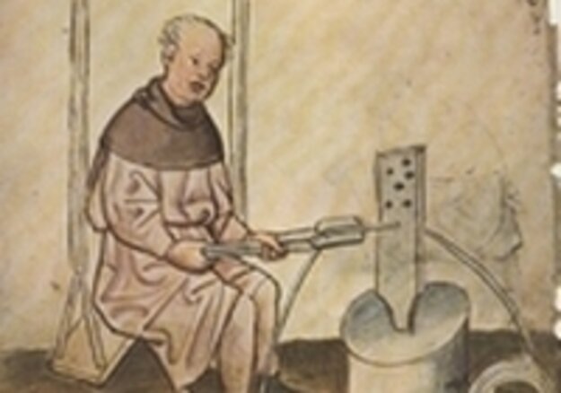 Disegno medievale colorato di un fabbro al lavoro