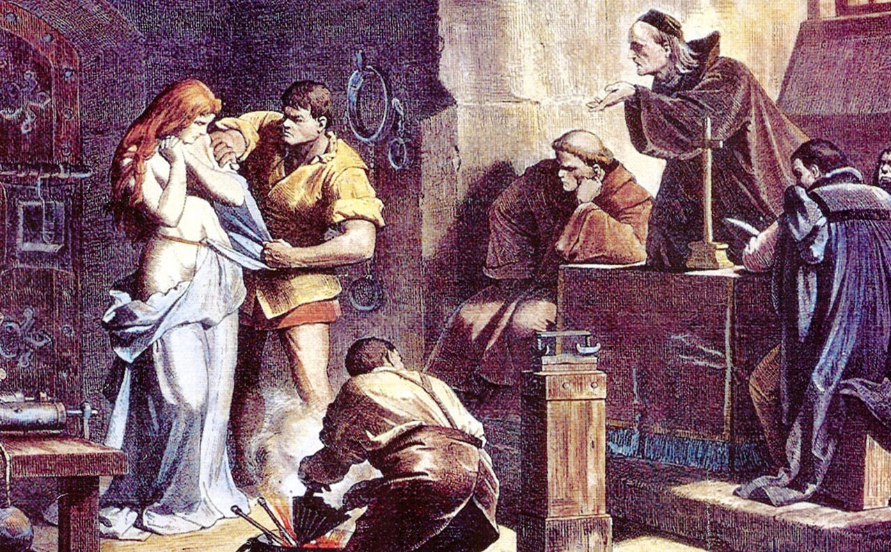 Kolorierter Stich eines Hexenprozesses, links wird die Angeklagte mit rötlichen Haaren von einem Mann entkleidet, rechts der Richter an einem Pult, unten wird ein Feuer entzündet, im Hintergrund Folterinstrumente