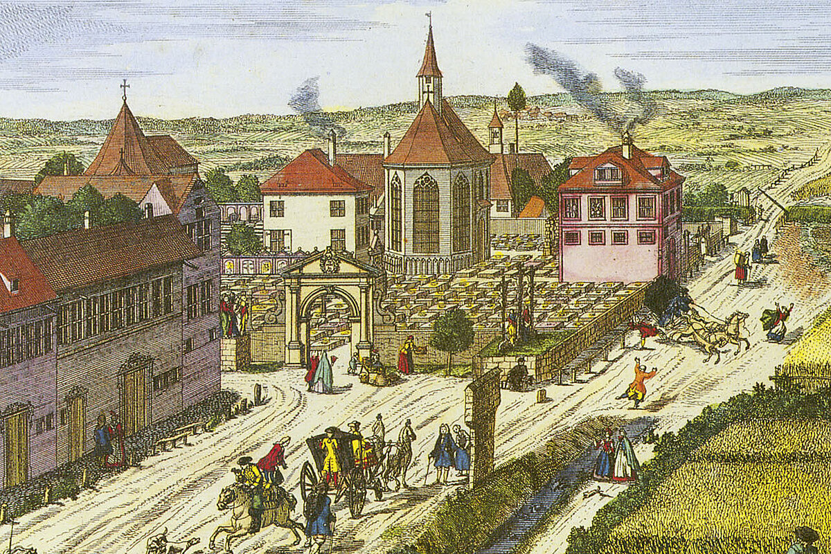 Kolorierter Stich vom Johannesfriedhof mit Gräbern, Kapelle und umgebenden Wohnhäusern, davor eine breite Straße, im Hintergrund grüne Felder