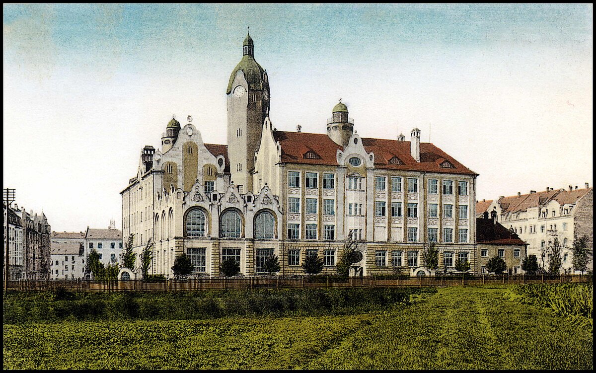 Kolorierte Postkarte mit einem herrschaftlichen weißen Gebäude mit großen Fenstern und Türmchen, davor eine grüne Wiese.