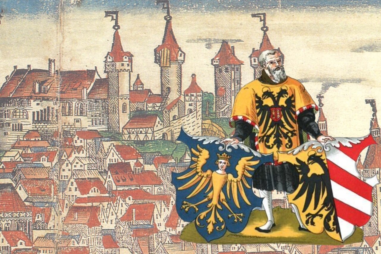 Kolorierte historische Stadtansicht von Nürnberg mit der Kaiserburg im Hintergrund und koloriertes Selbstbildnis eines Herolds mit den Nürnberger Stadtwappen im Vordergrund. 
