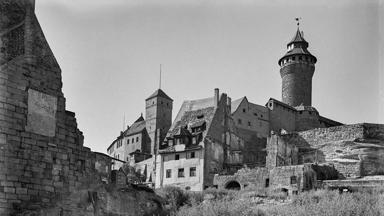 Schwarzweißaufnahme der kriegszerstörten Nürnberger Altstadt
