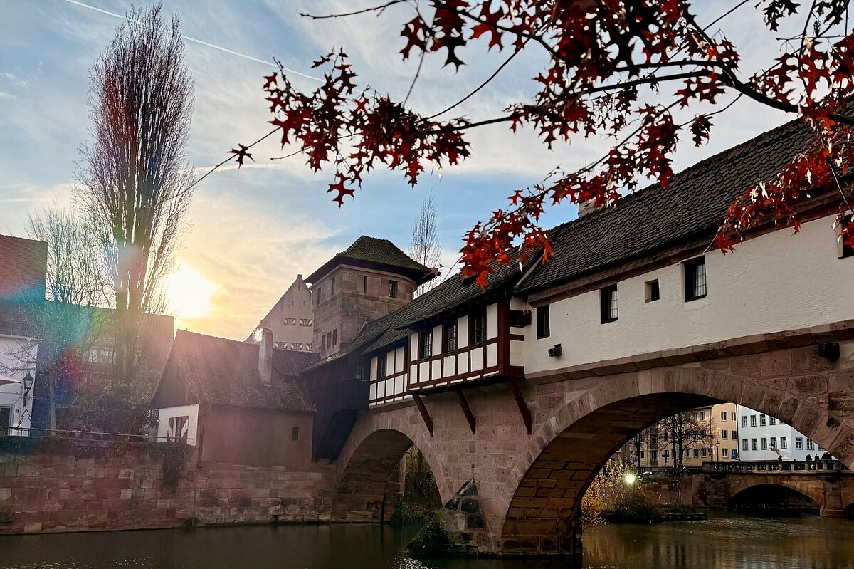 Henkerhaus & Henkerbrücke, GFA 2024. Panoramaaufnahm vom Henkerhaus und der Henkerbrücke mit der Pegnitz im Herbstlicht.