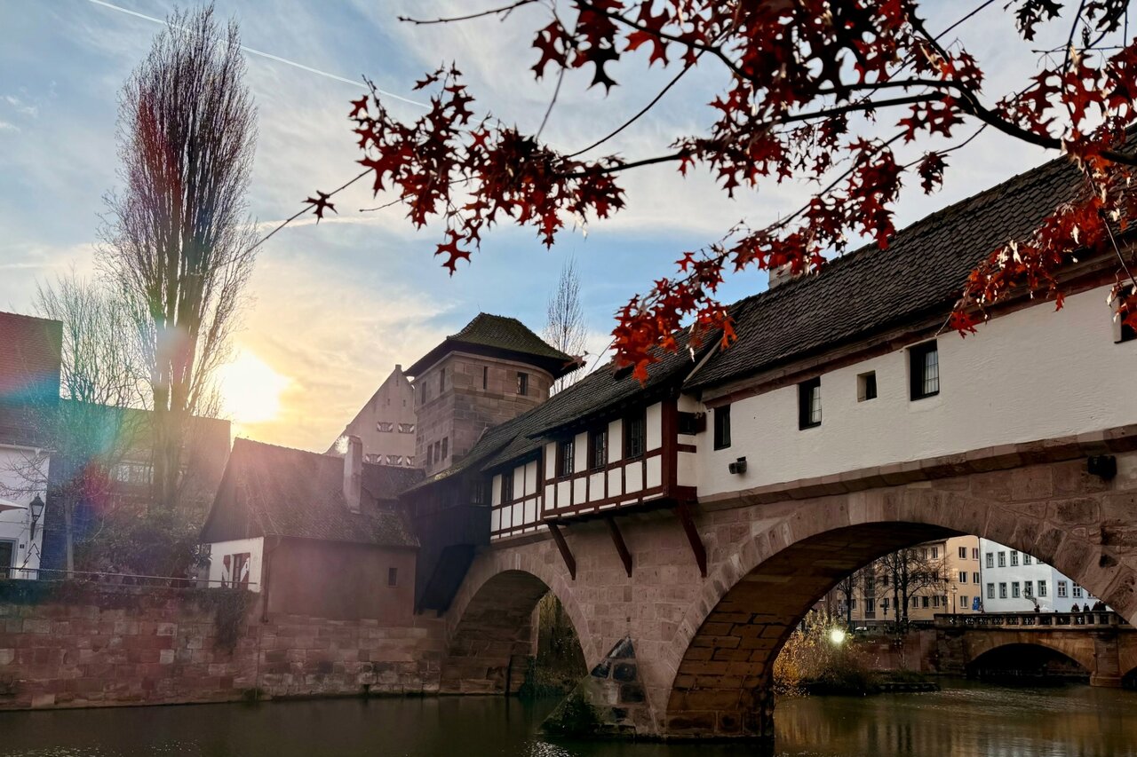 Panoramaaufnahm vom Henkerhaus und der Henkerbrücke mit der Pegnitz im Herbstlicht.