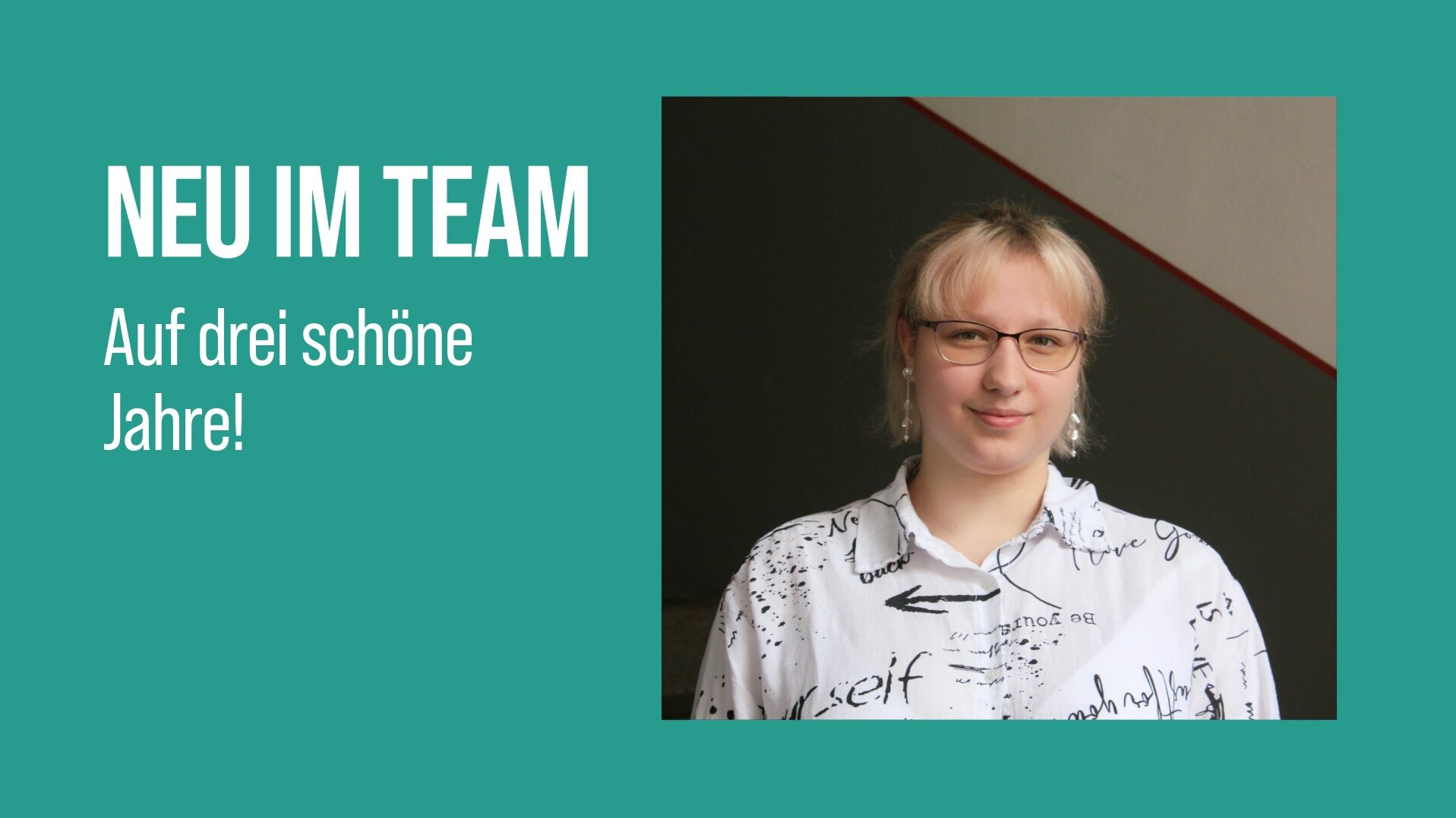 Links Schriftzug "Neu im Team - auf schöne drei Jahre!", rechts quadratische Porträtaufnahme, beides auf grünem Hintergrund