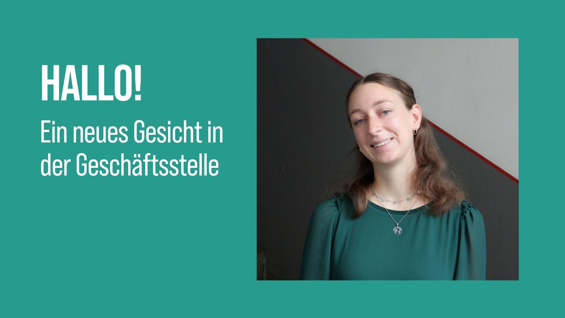 Auf türkisem Hintergrund steht "Hallo! Ein neues Gesicht in der Geschäftsstelle". Auf der rechten Seite ein Porträtbild einer lächelnden Frau vor einer grau-weißen Wand.