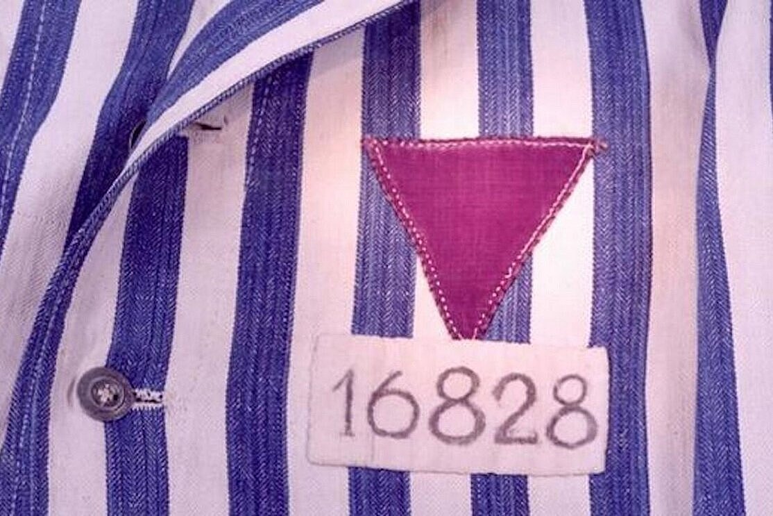 Blaugestreifter Häftlingsanzug mit Rosa Wimpel und Häftlingsnummer