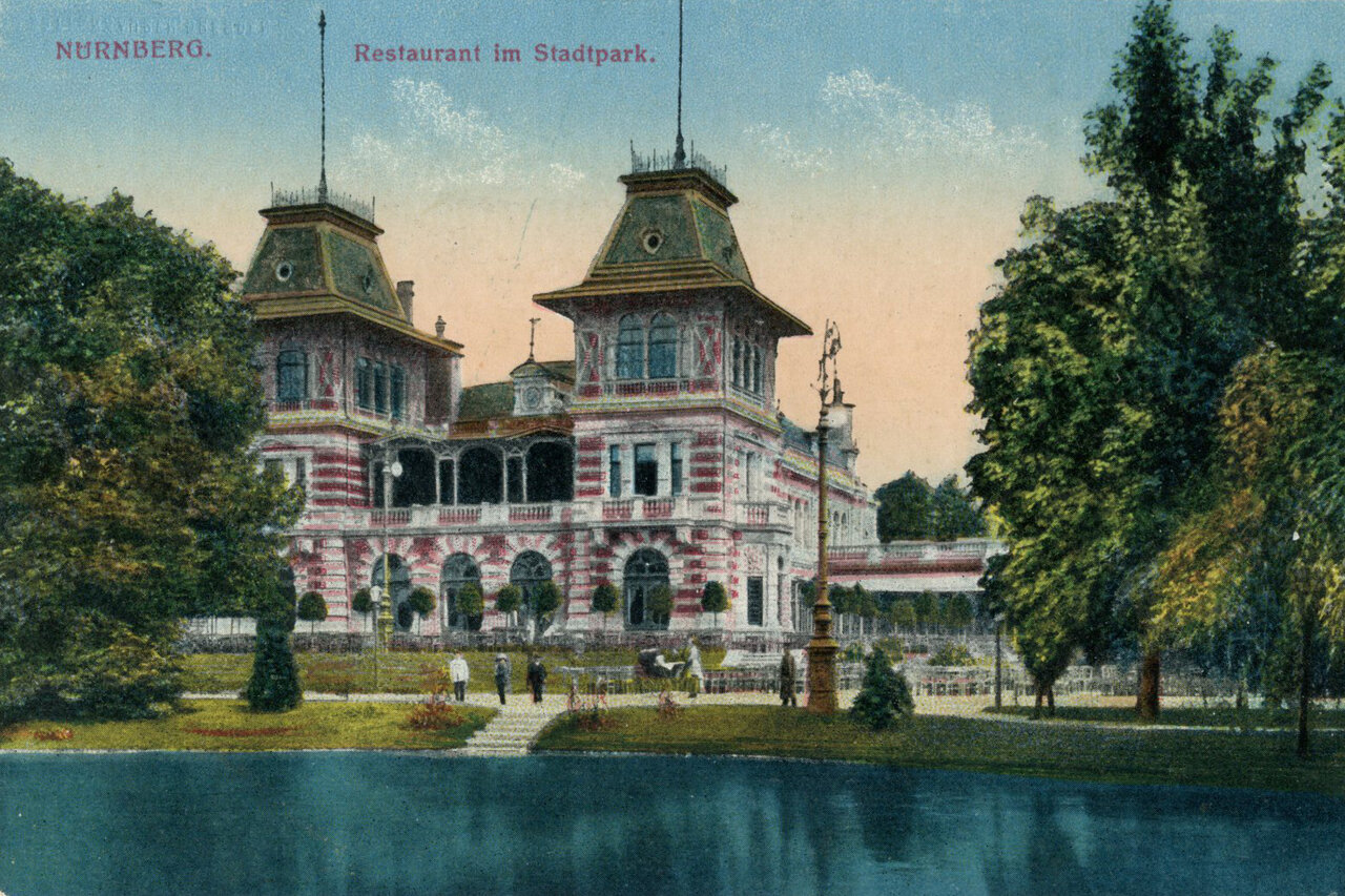 Kolorierte Postkarte mit mit See, Bäumen und großem Gebäude, Aufschrift 'Nürnberg Restaurant im Stadtpark'