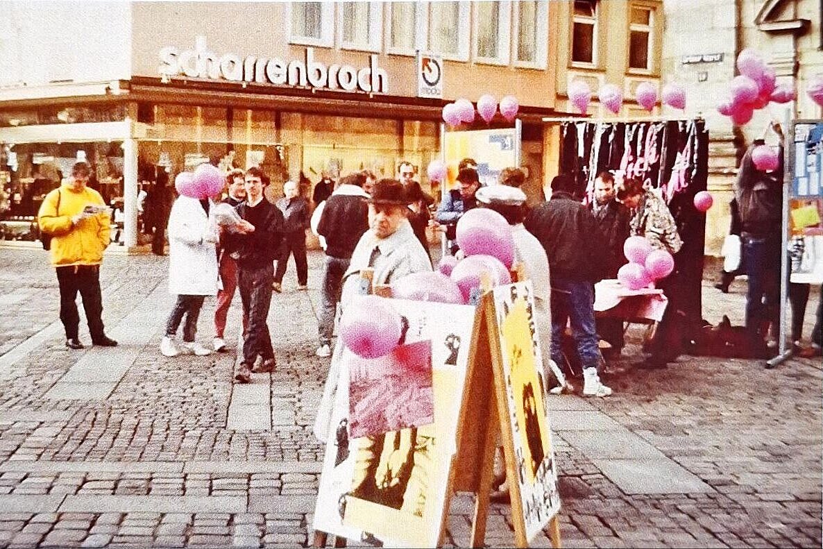 Angehörige der bayerischen Schwulengruppe stehen in der Bamberger Innenstadt an einem Infostand im Jahr 1988