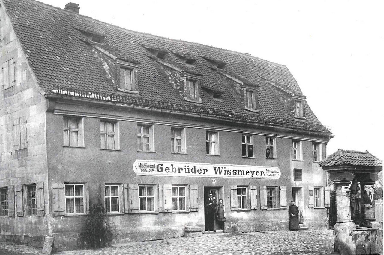 Schwarzweißaufnahme eines großen Gebäudes mit der Aufschrift 'Gebrüder Wissemeyer'