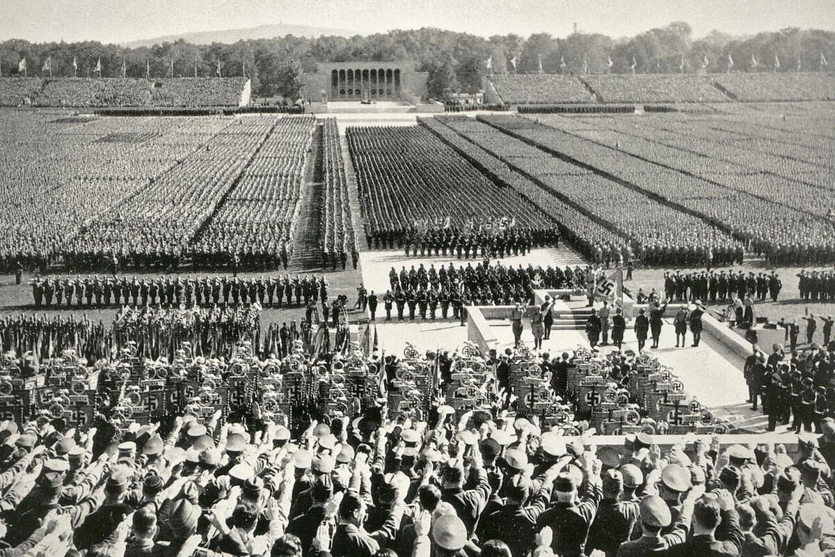 Photographie en noir et blanc d'une grande manifestation du régime nazi sur le terrain du rassemblement du parti nazi