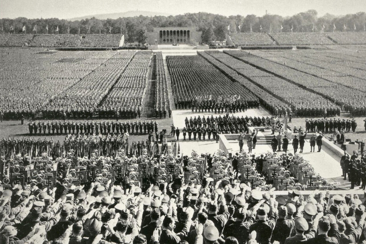 Schwarzweißaufnahme von einem großen Aufmarsch der Nationalsozialisten auf dem Reichsparteitagsgelände