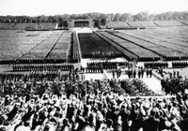 Fotografia in bianco e nero di una grande manifestazione del regime nazista sul piazzale del raduno del partito nazista