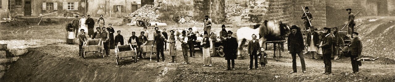 Historische Fotografie von Arbeitern mit Schubkarren und Werkzeug beim Abriss des Fröschturms Nürnberg im Jahr 1877