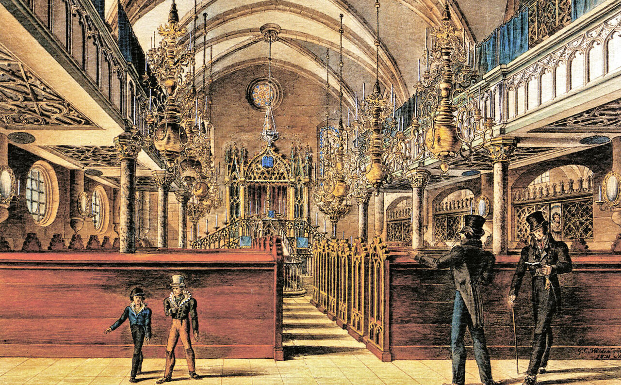 Kolorierte Ansicht vom Innenraum einer Synagoge mit Holzbänken und Steingewölbe