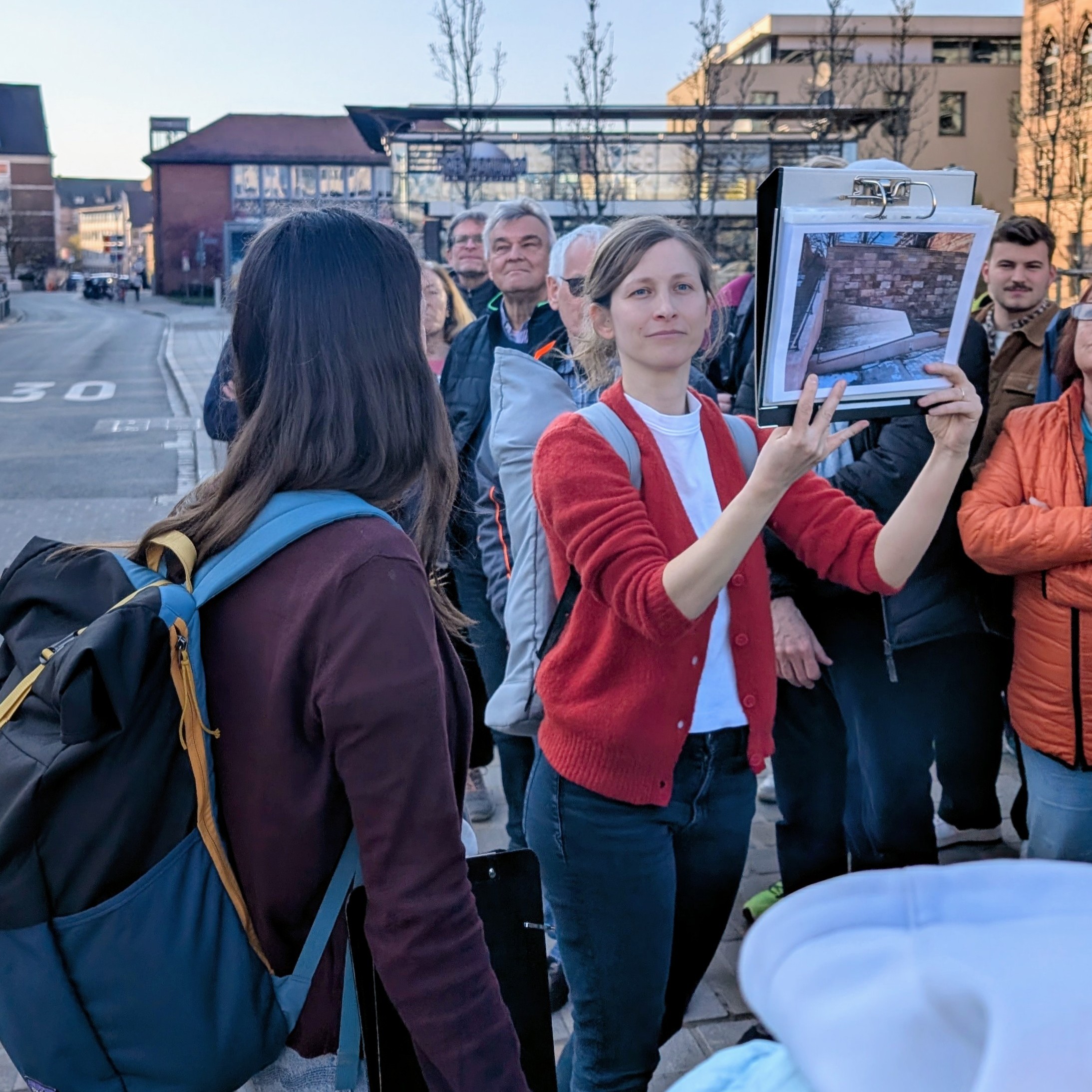Das Foto zeigt Jasmin Schmitt als Rundgangsleitung im Vordergrund bei einer Informationsveranstaltung zum Lernort Stadtmauer.