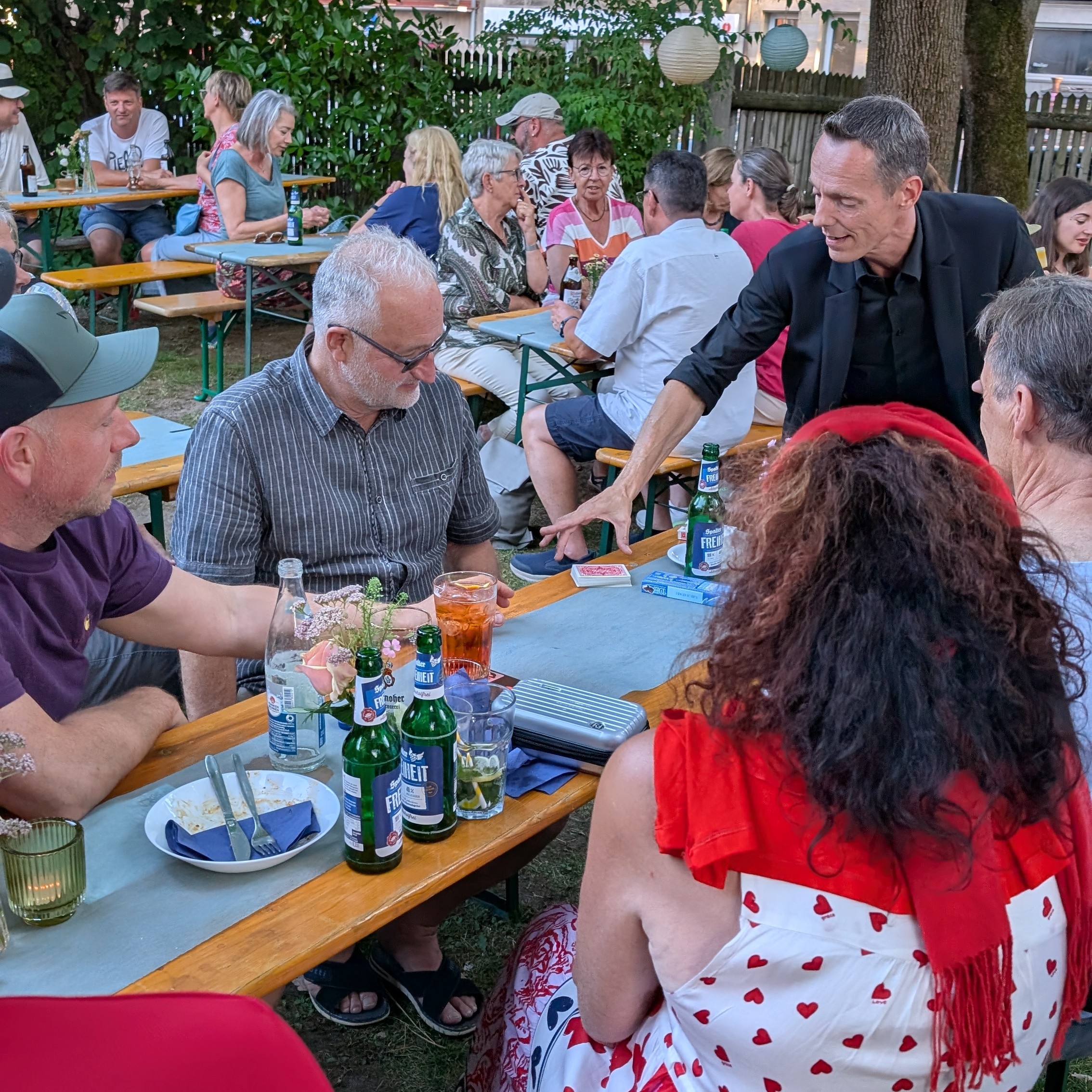 Das Foto zeigt das Jubiläumssommerfest im Jahr 2025 im Garten des Nachbarschaftshauses.